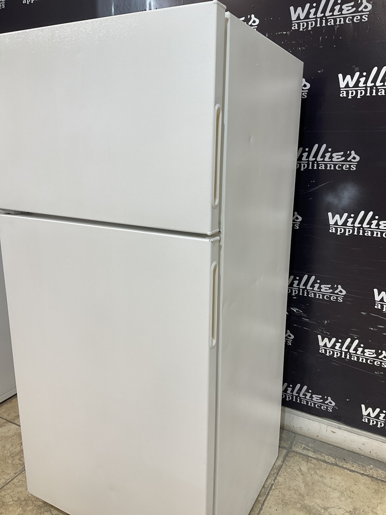 Ge Used Refrigerator Top and Bottom 28x61 1/2” (White)