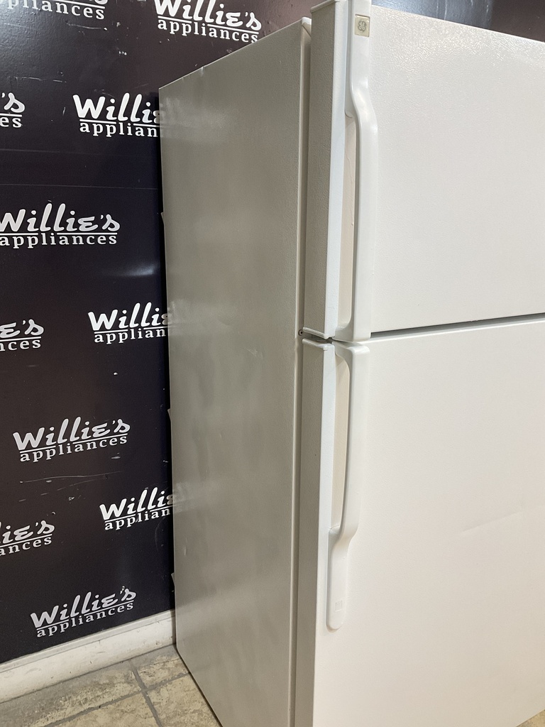 Ge Used Refrigerator Top and Bottom 28x61 1/2” (White)