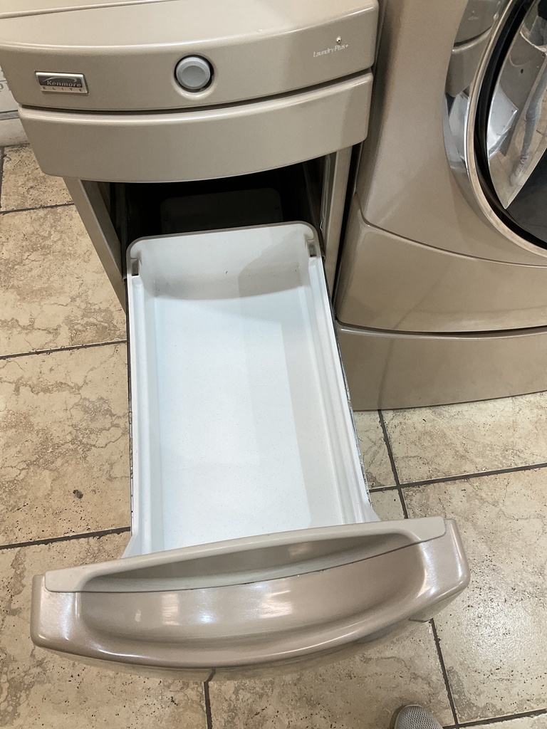 Kenmore Used Electric Dryer 220volts (30AMP) 27inches {3 prong} (Tan)