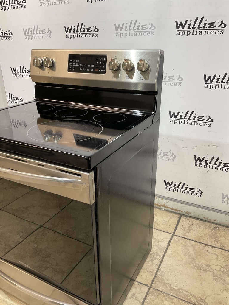 Frigidaire Used Electric Stove 220volts (40/50 AMP) 30inches {3 prong}