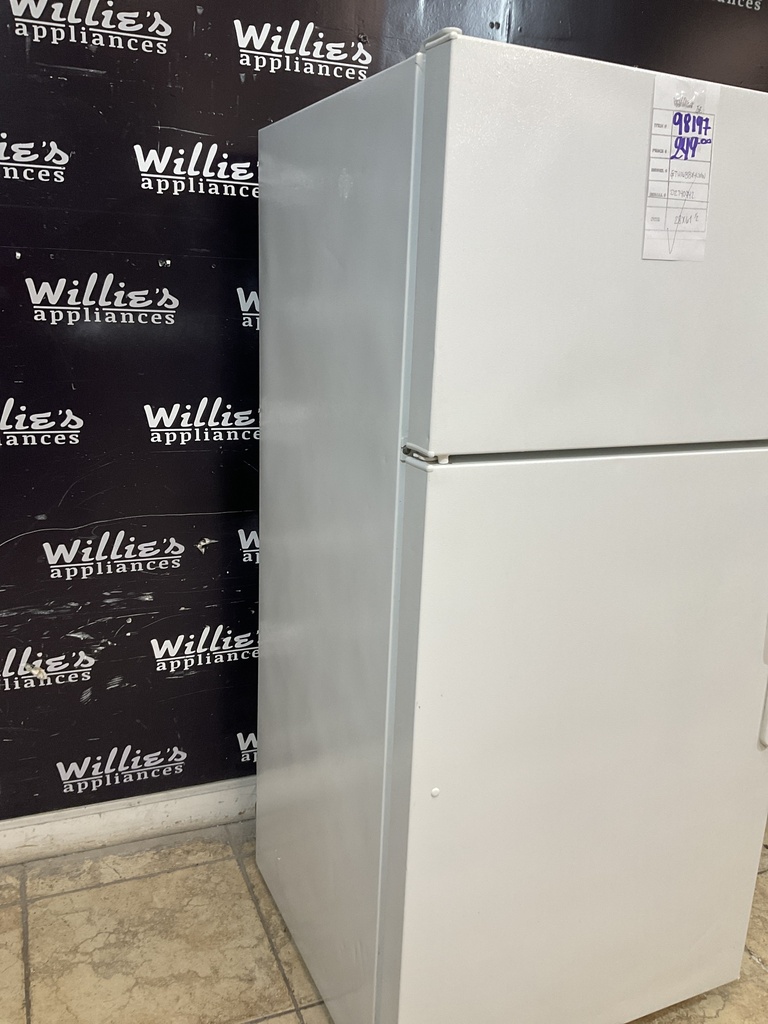 Ge Used Refrigerator Top and Bottom 28x61 1/2” (White)