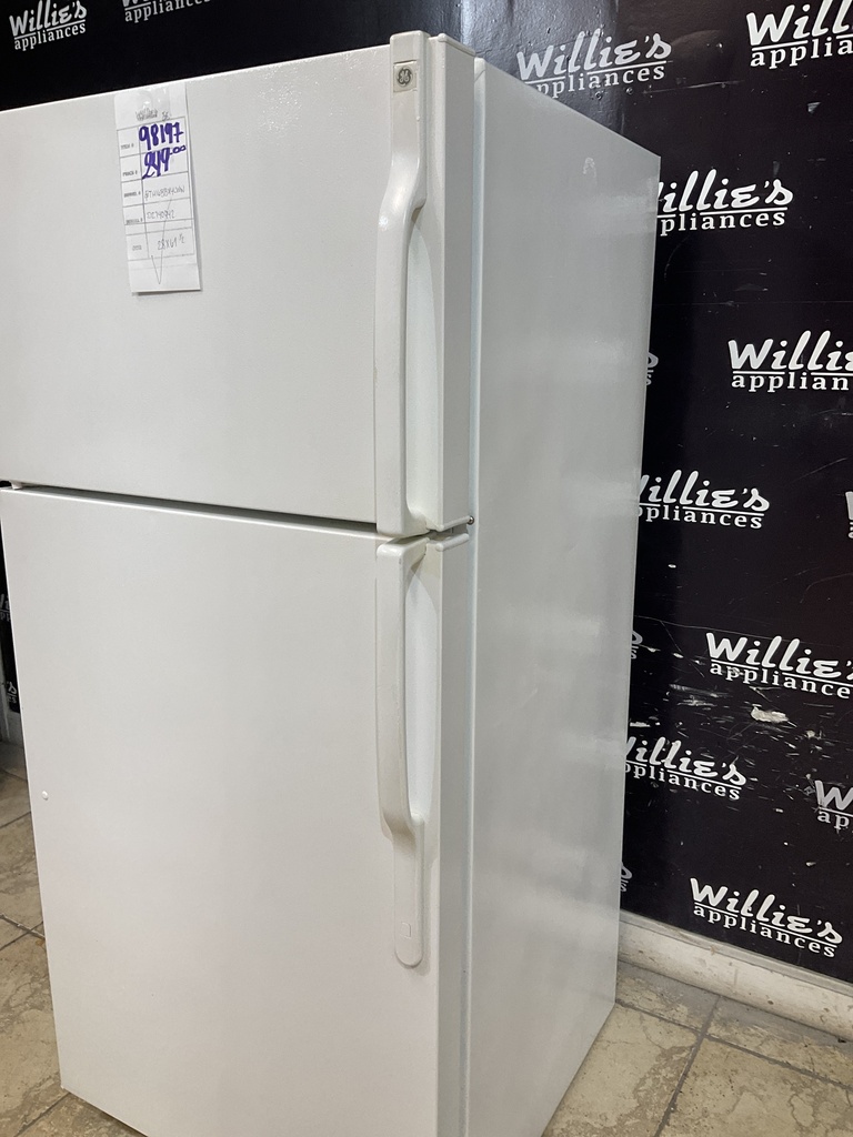 Ge Used Refrigerator Top and Bottom 28x61 1/2” (White)