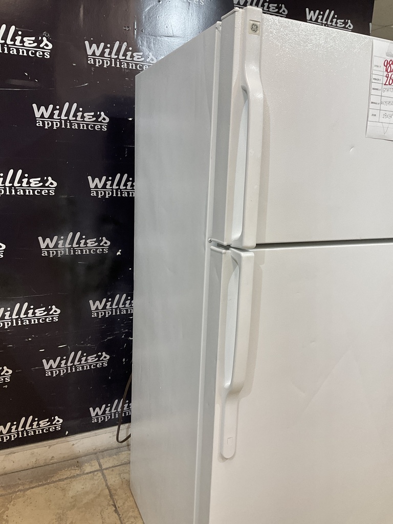 Ge Used Refrigerator Top and Bottom 28x64 1/2” (White)
