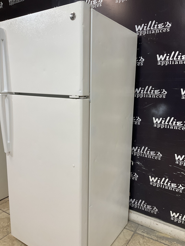 Ge Used Refrigerator Top and Bottom 28x66 1/2” (White) 