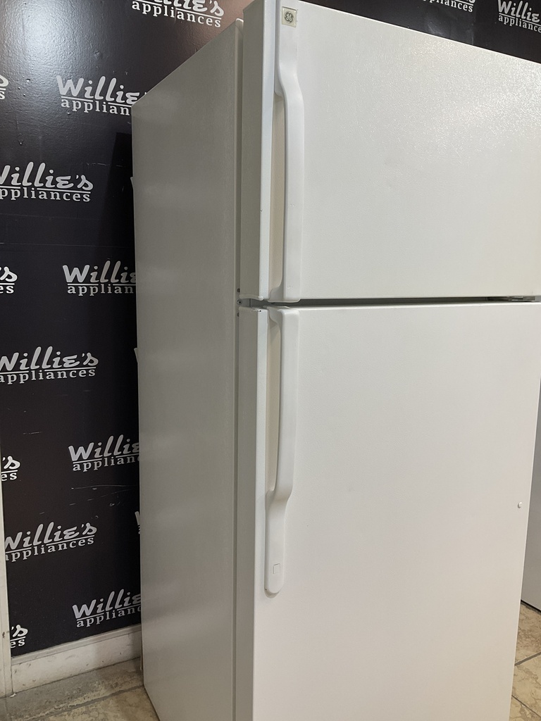 Ge Used Refrigerator Top and Bottom 28x67 (White) 