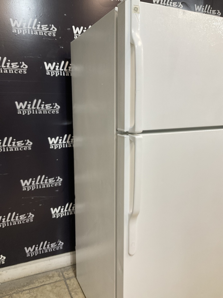 Ge Used Refrigerator Top and Bottom 28x64 1/2” (White) 