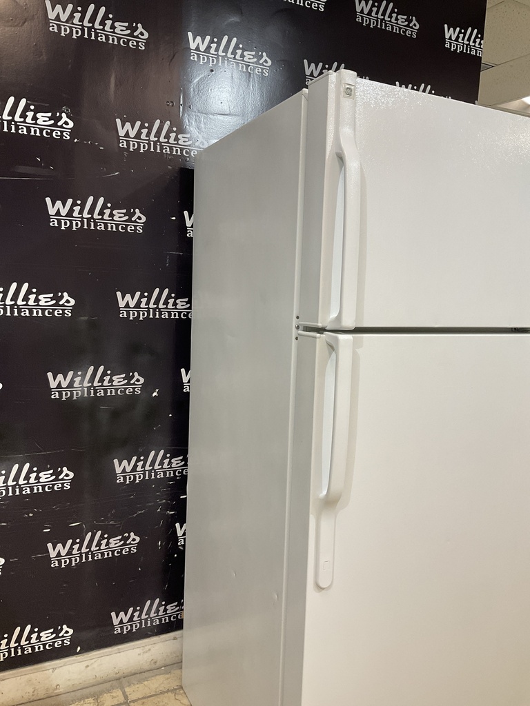 Ge Used Refrigerator Top and Bottom 28x68 (White) 