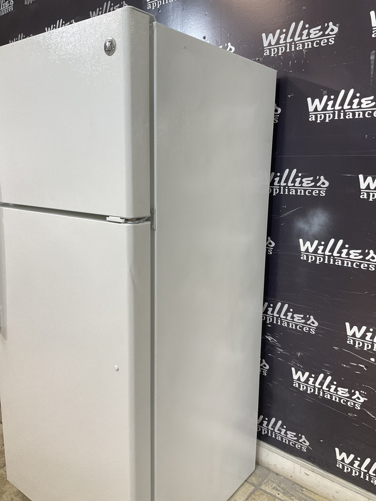 Ge Used Refrigerator Top and Bottom 28x64” (White) 