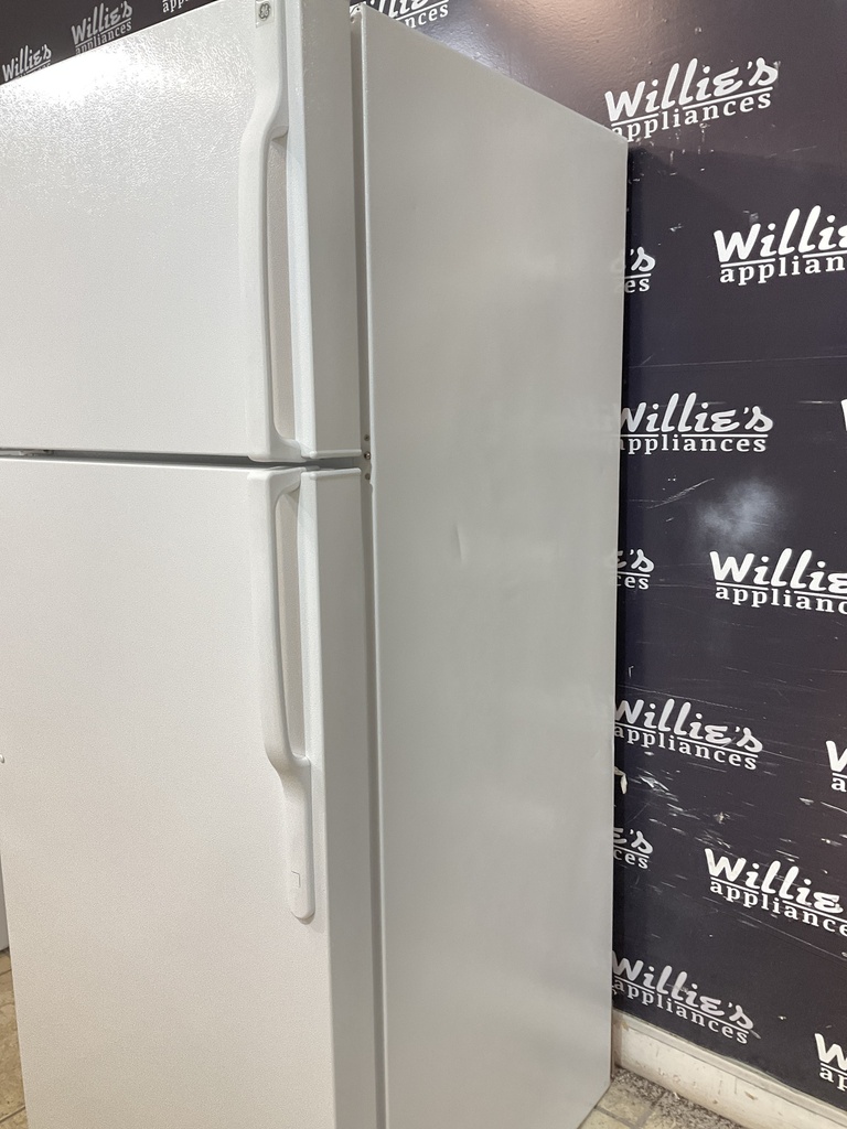 Ge Used Refrigerator Top and Bottom 28x67 (White) 