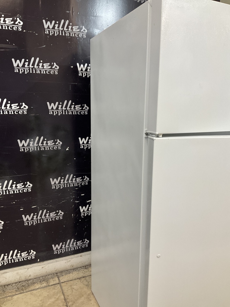 Ge Used Refrigerator Top and Bottom 28x64 1/2’ (White) 