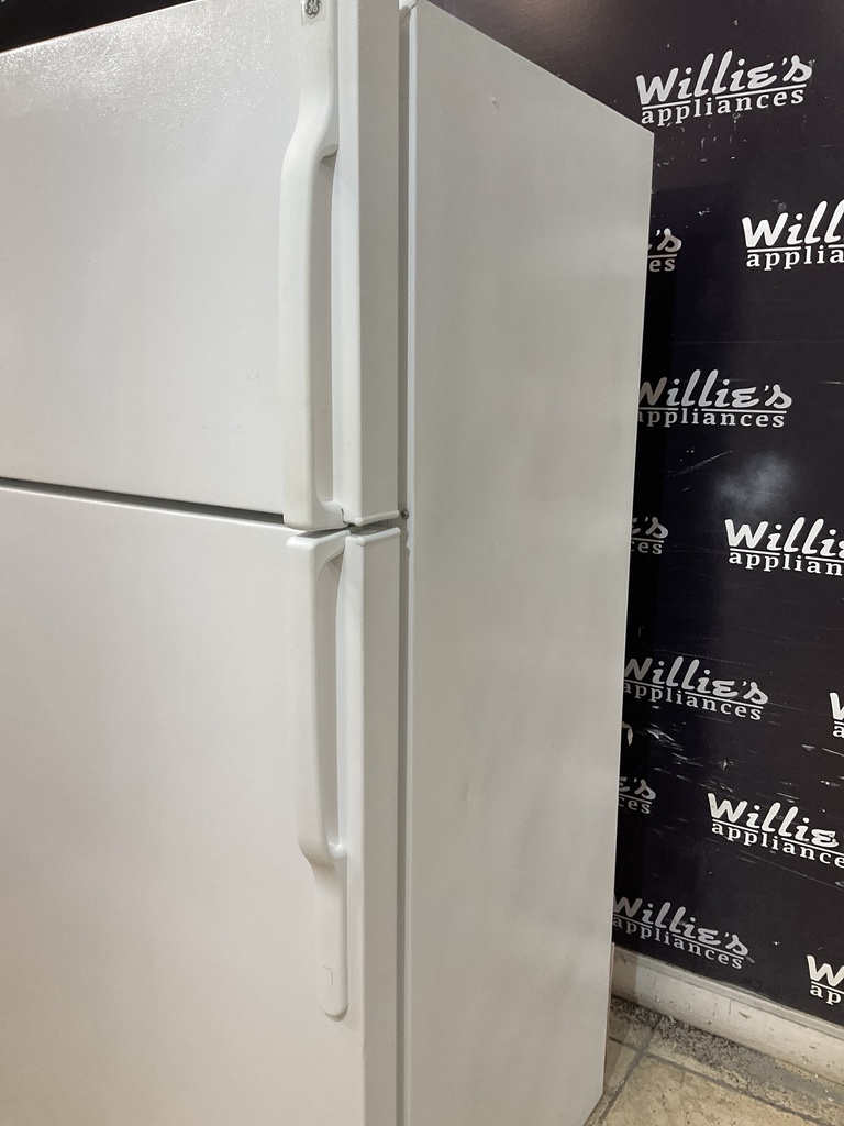 Ge Used Refrigerator Top and Bottom 28x64 1/2’ (White) 