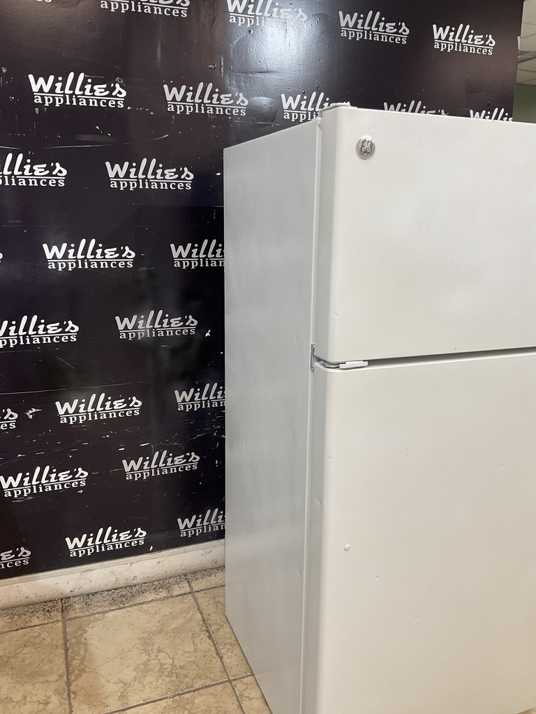 Ge Used Refrigerator Top and Bottom 28x61 (White) 