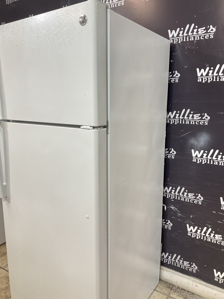 Ge Used Refrigerator Top and Bottom 28x66 1/2” (White) 