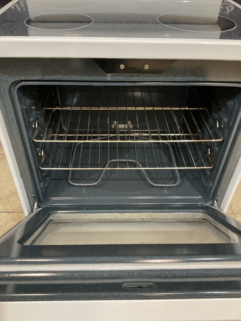 Ge Used Electric Stove 220volts (40/50 AMP) 30inches {no cord} (White) 