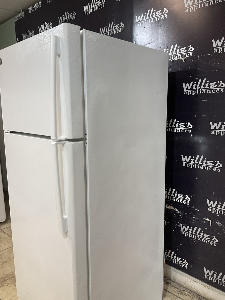 Ge Used Refrigerator Top and Bottom 28x67” (White) 