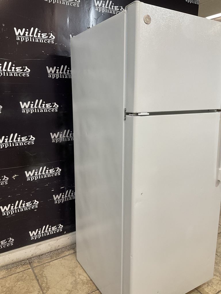 Ge Used Refrigerator Top and Bottom 28x67” (White) 