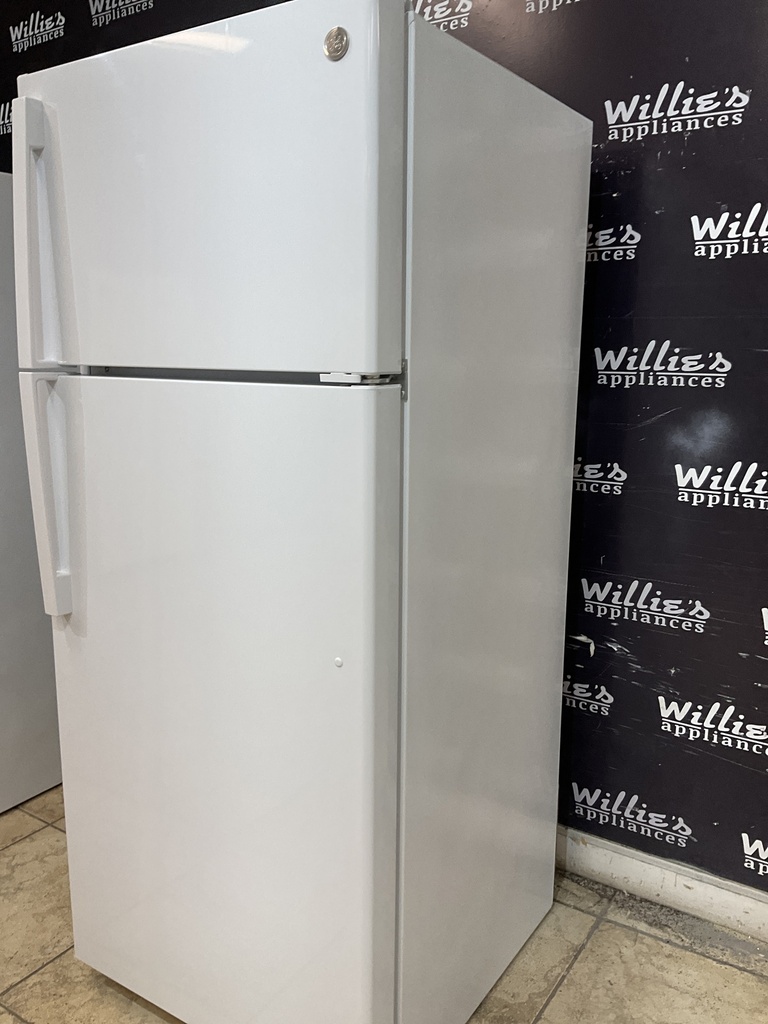 Ge Used Refrigerator Top and Bottom 28x67 (White)