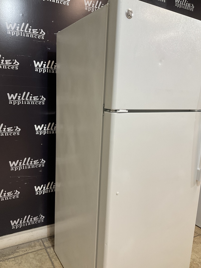 Ge Used Refrigerator Top and Bottom 28x66 1/2” (White) 