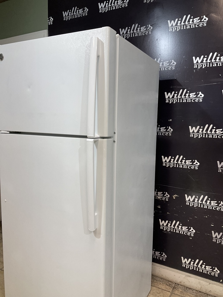 Ge Used Refrigerator Top and Bottom 28x66 1/2” (White) 