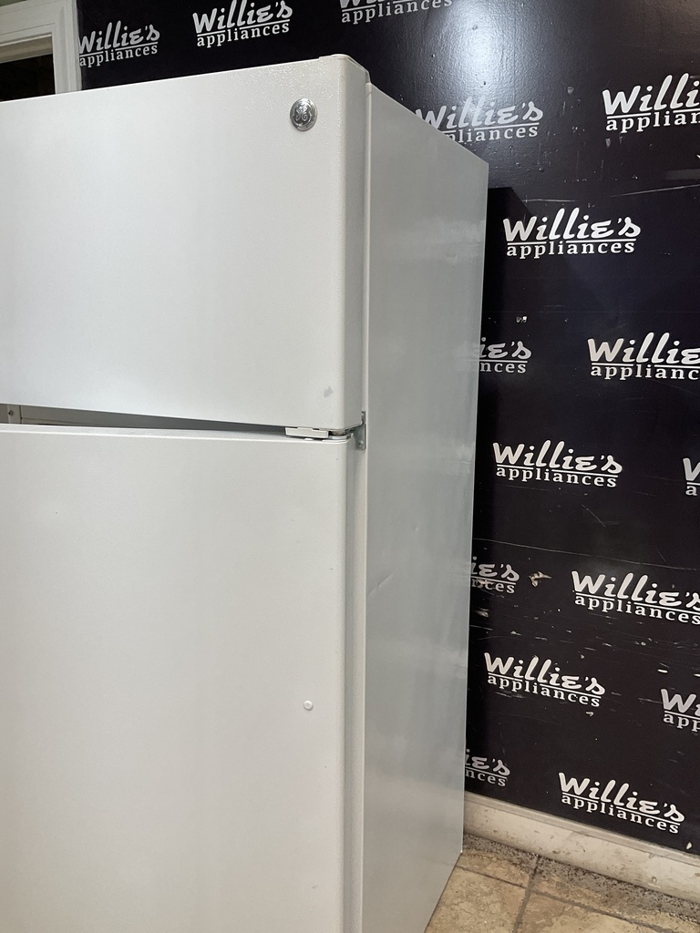 Ge Used Refrigerator Top and Bottom 28x64 1/2 (White) 