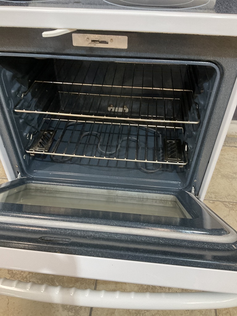 Ge Used Electric Stove 220volts (40/50 AMP) 30inches {3 prong} (White)