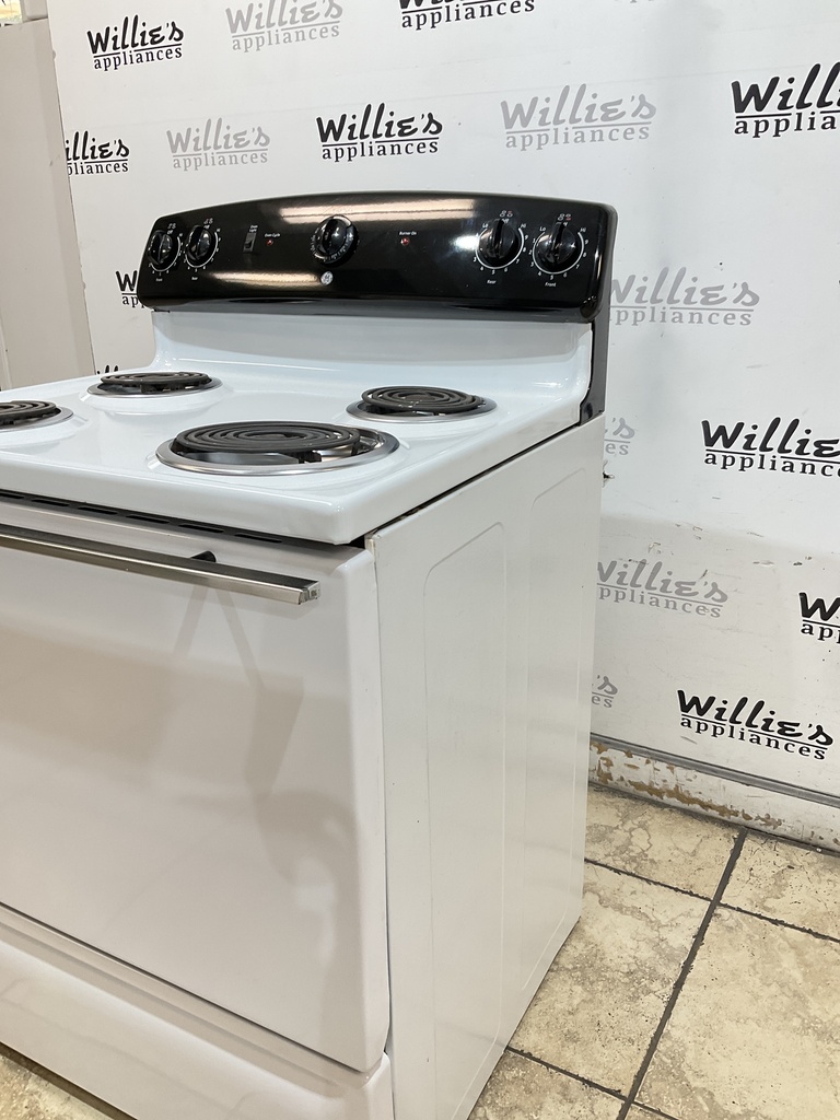 Ge Used Electric Stove 220volts (40/50 AMP) 30inches {no cord} (White/Black) 