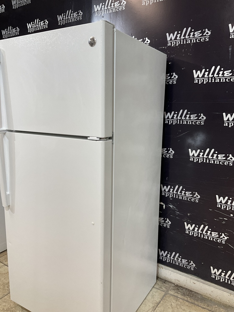 Ge Used Refrigerator Top and Bottom 28x64 1/2” (White) 