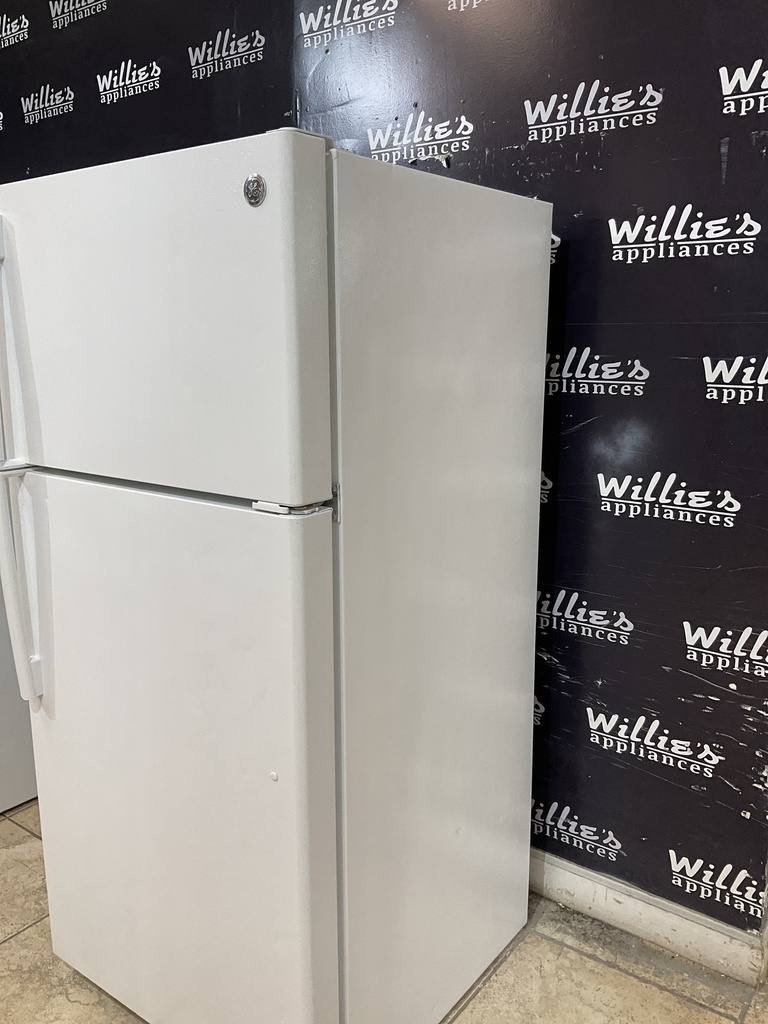 Ge Used Refrigerator Top and Bottom 28x67 (White) 