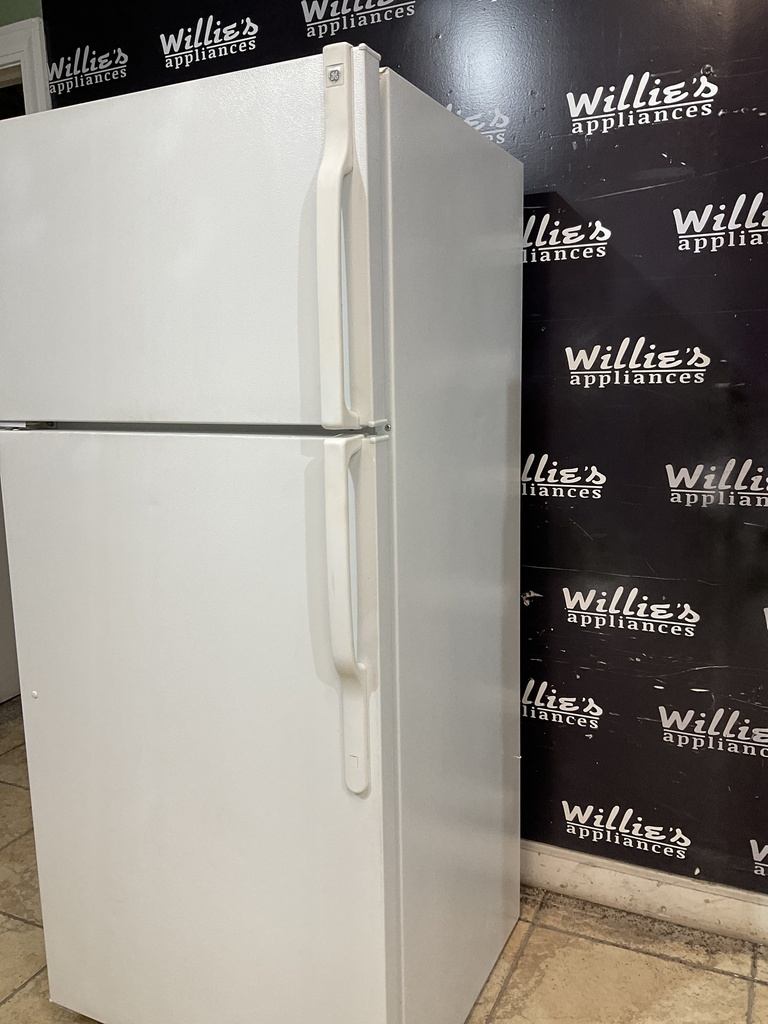 Ge Used Refrigerator Top and Bottom 28x64 1/2” (white)