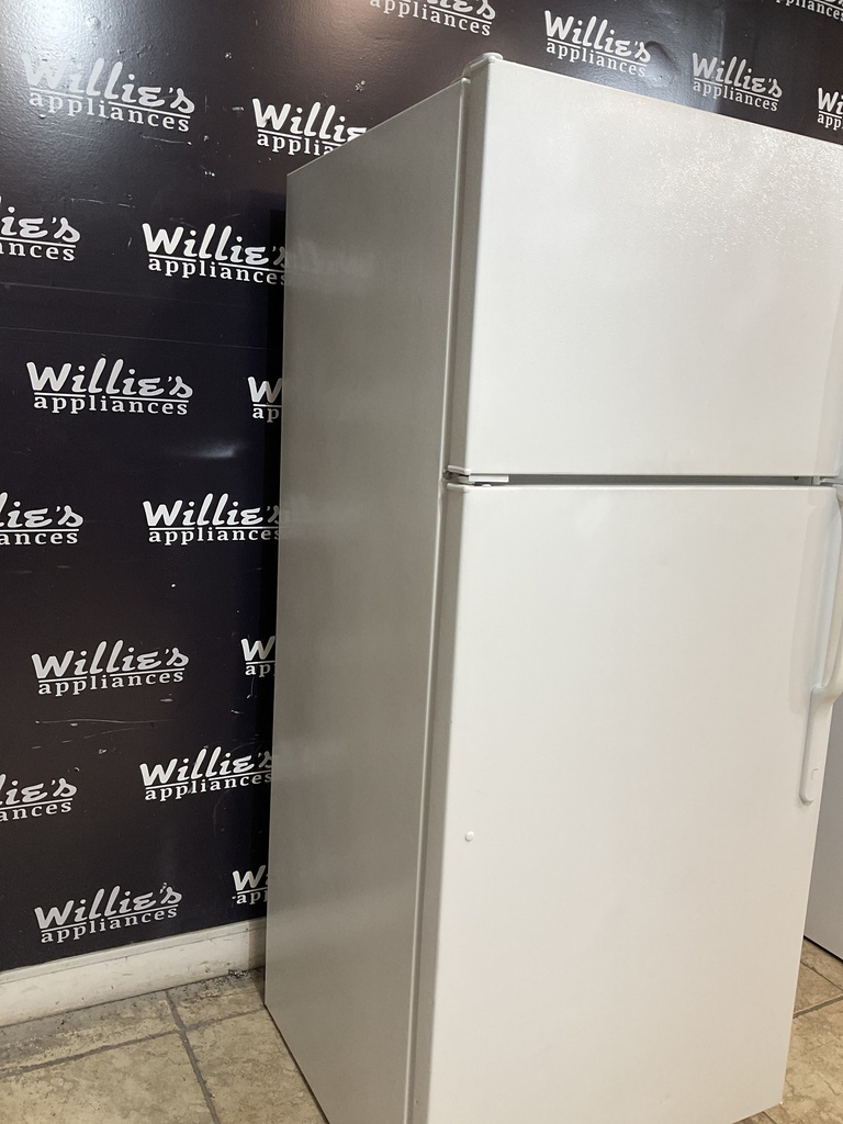 Ge Used Refrigerator Top and Bottom 28x64 1/2” (white)