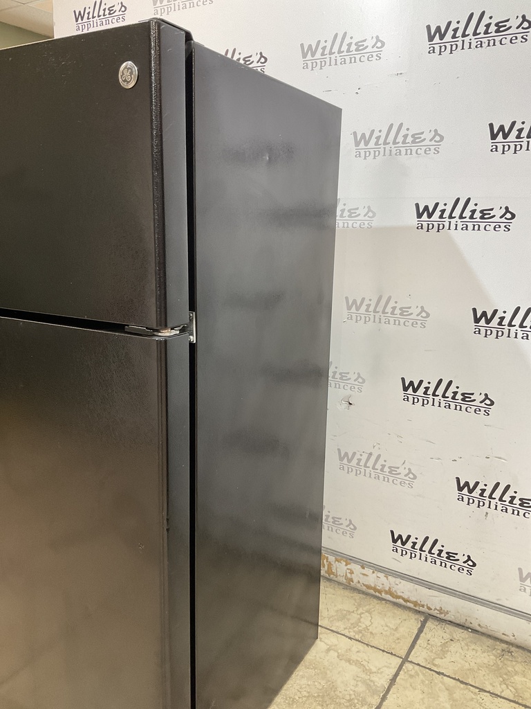 Ge Used Refrigerator Top and Bottom 28x61 (Black) 