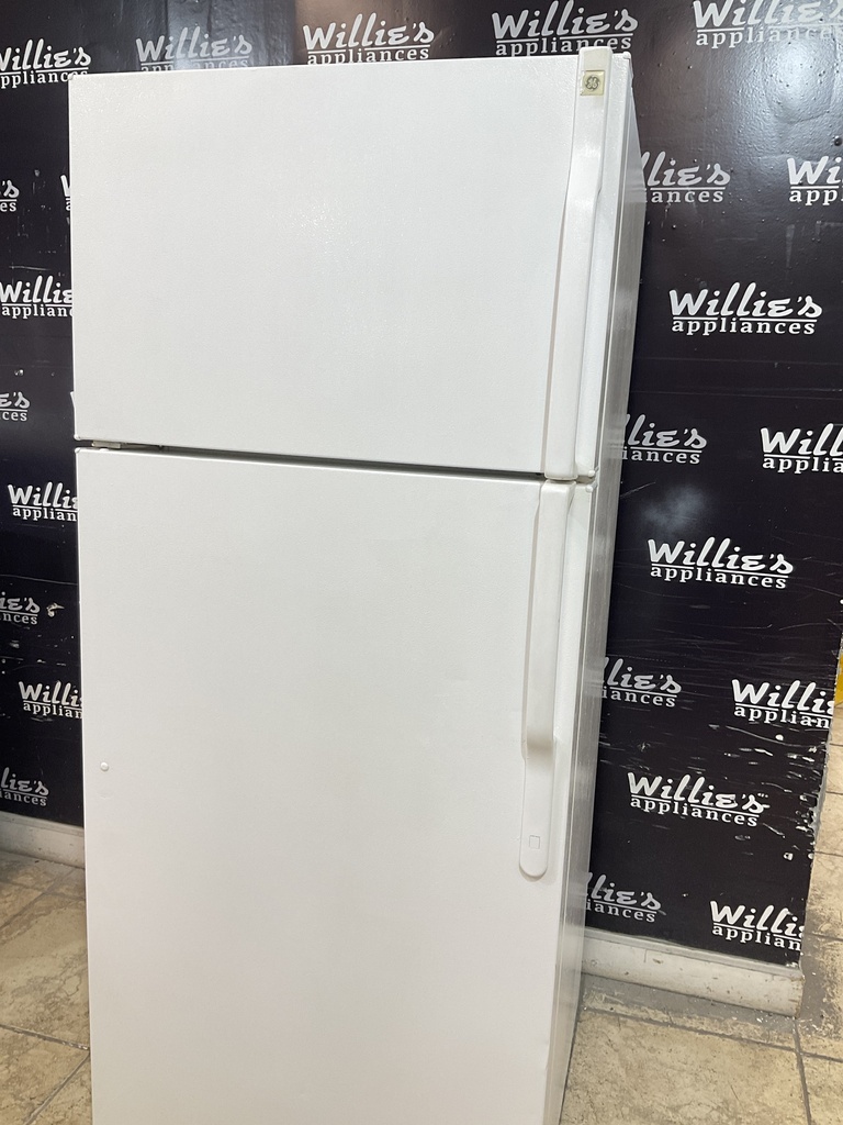 Ge Used Refrigerator Top and Bottom 28x67 (White)