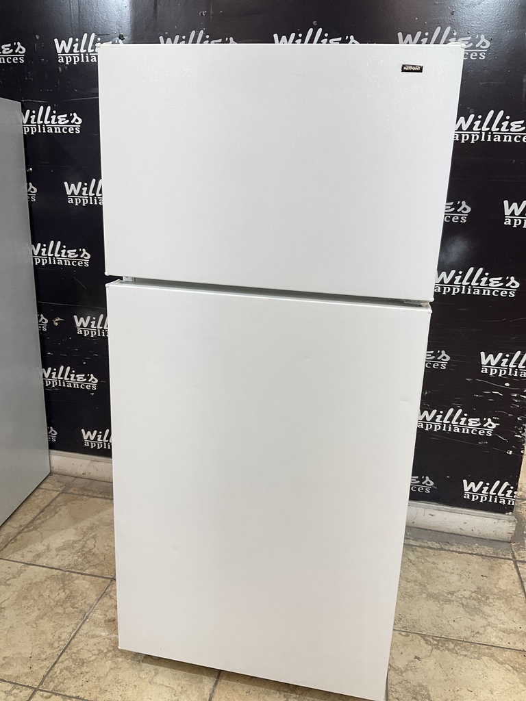 Hotpoint Used Refrigerator Top and Bottom 28x61 1/2” (White)