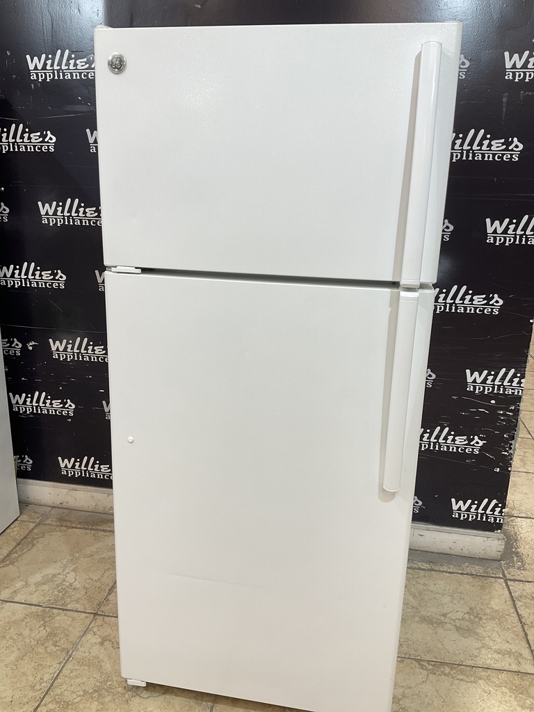 Ge Used Refrigerator Top and Bottom 28x64 1/2” (White)