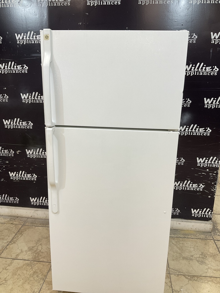 Ge Used Refrigerator Top and Bottom 28x64 1/2 (White) 