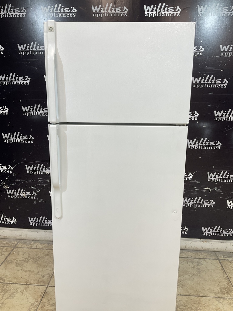 Ge Used Refrigerator Top and Bottom 28x67 (White) 