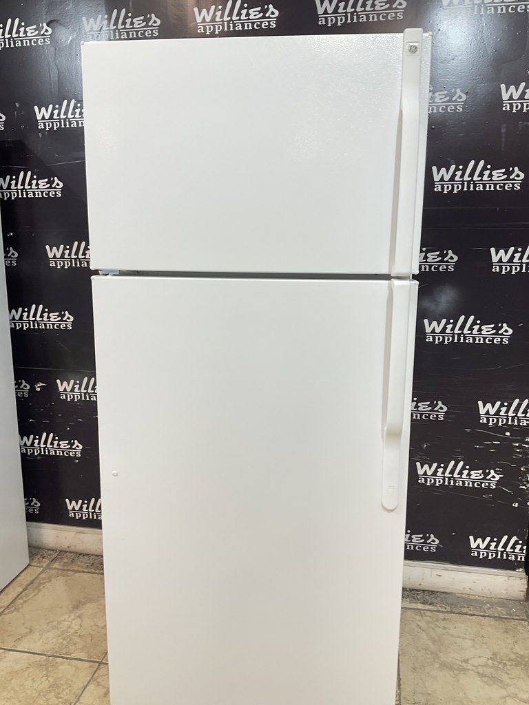 Ge Used Refrigerator Top and Bottom 28x67 (White) 