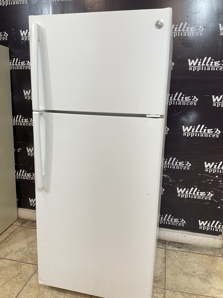 Ge Used Refrigerator Top and Bottom 28x64 1/2” (white) 
