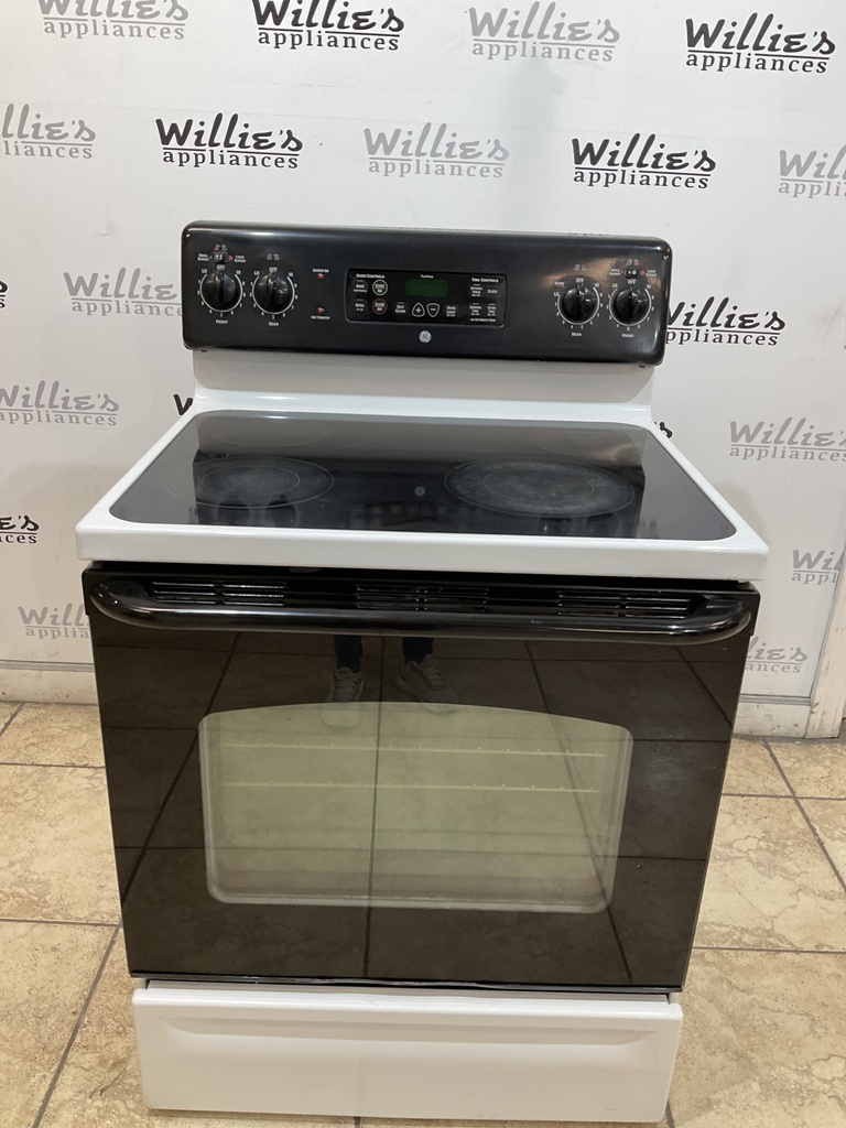Ge Used Electric Stove 220volts (40/50 AMP) 30inches {4 prong} (White/Black) 