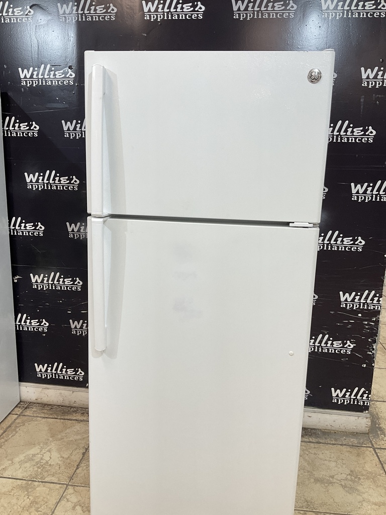 Ge Used Refrigerator Top and Bottom 28x61 1/2” (White) 