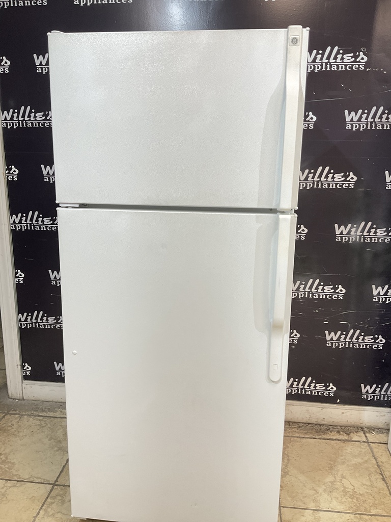 Ge Used Refrigerator Top and Bottom 28x64 1/2” (white)