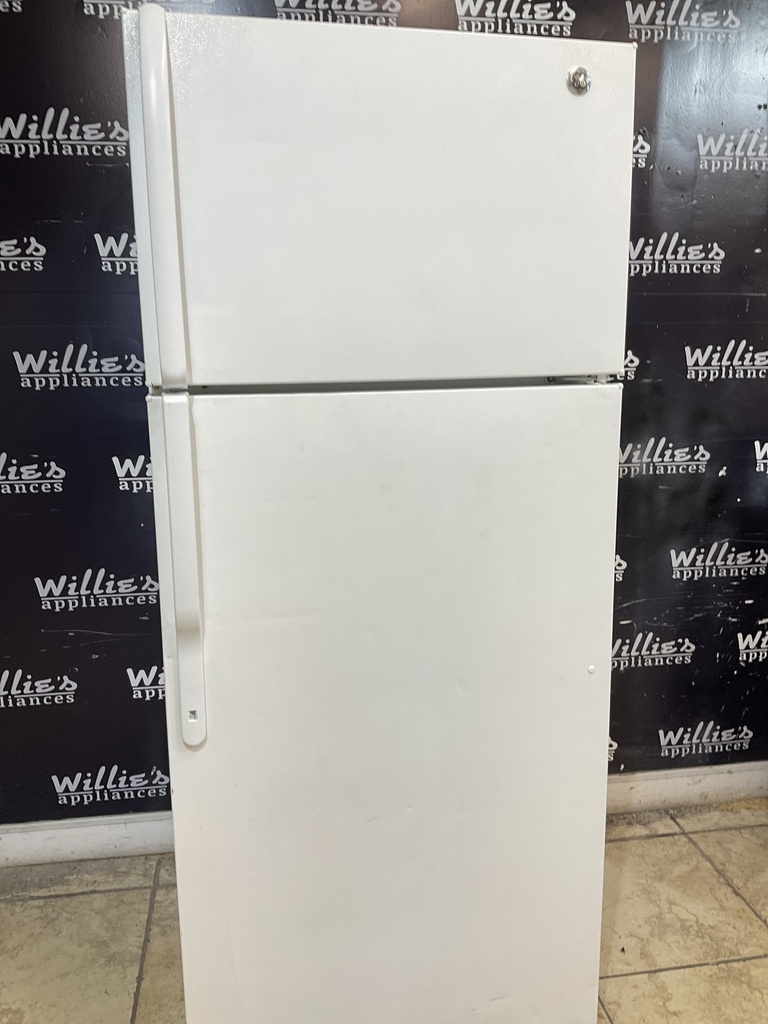 Ge Used Refrigerator Top and Bottom 28x67 1/2” (White) 