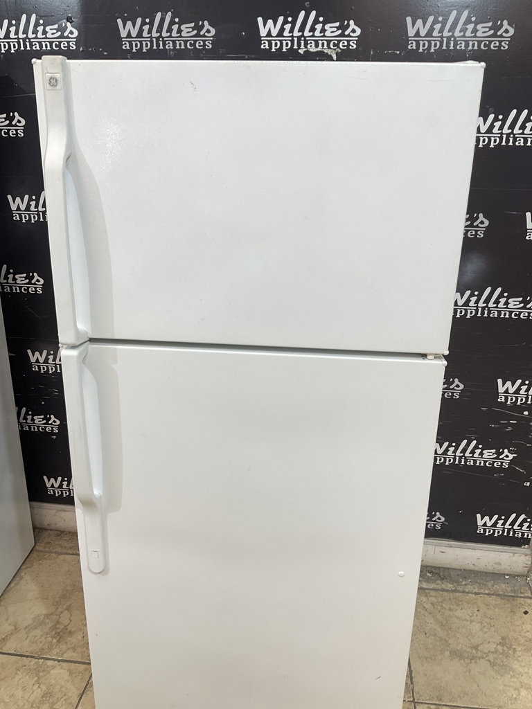 Ge Used Refrigerator Top and Bottom 28x61 1/2” (White)