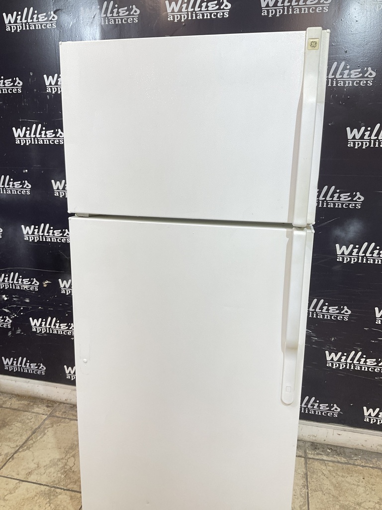Ge Used Refrigerator Top and Bottom 28x67 1/2’ (White) 