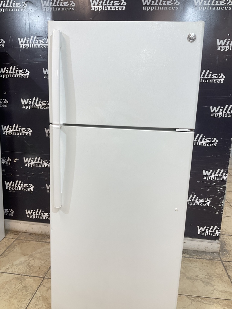 Ge Used Refrigerator Top and Bottom 28x64 (White) 