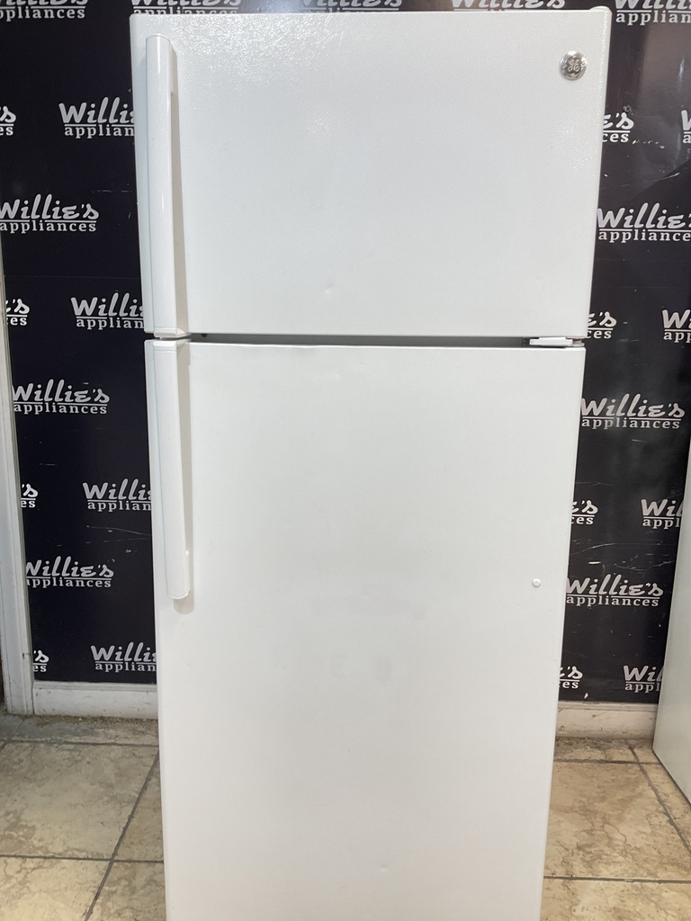 Ge Used Refrigerator Top and Bottom 28x67 (White) 