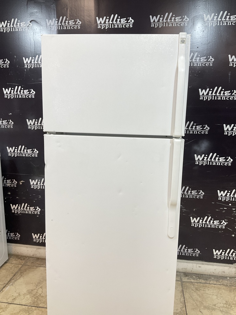 Ge Used Refrigerator Top and Bottom 28x67 1/2” (White) 