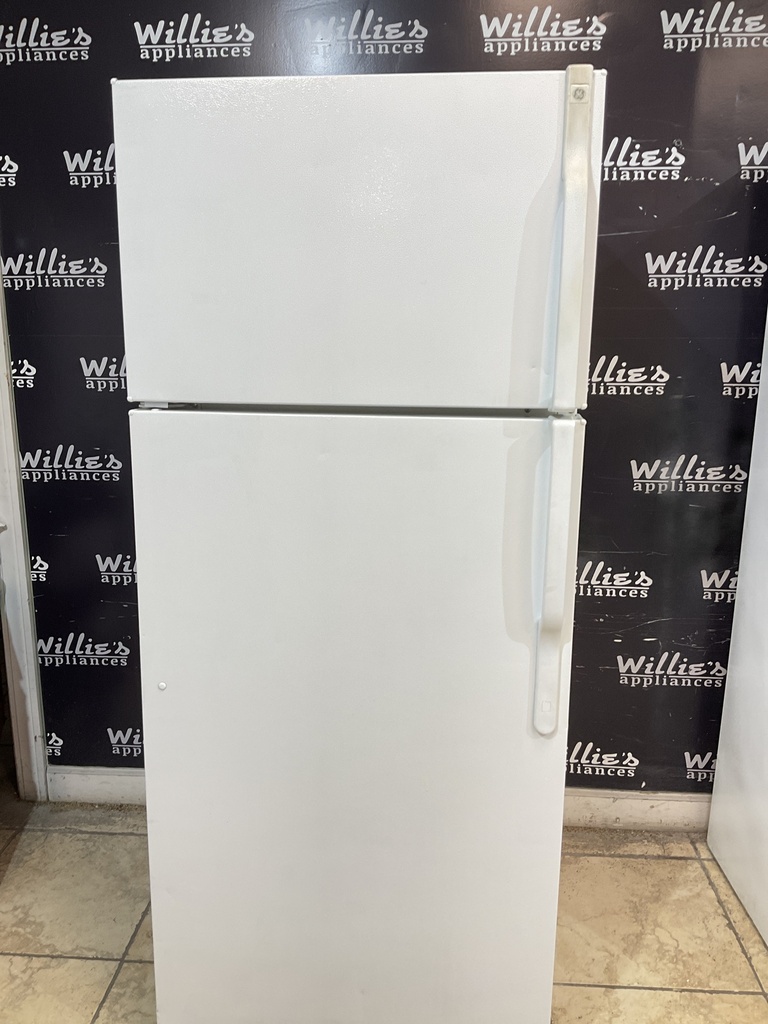 Ge Used Refrigerator Top and Bottom 28x67 1/2” (White) 