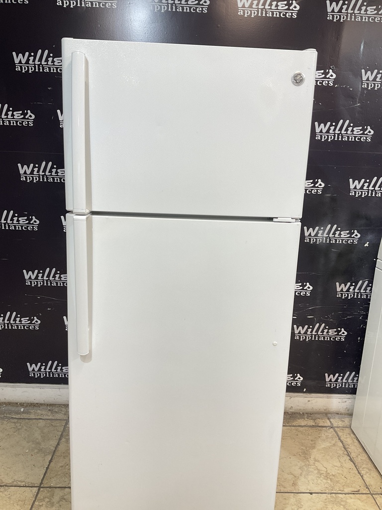 Ge Used Refrigerator Top and Bottom 28x64 1/2” (White)