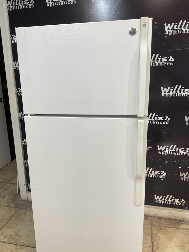 Ge Used Refrigerator Top and Bottom 28x64 1/2” (White)